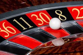 Pengguna Indonesia memainkan kasino langsung super138 di ponsel dengan tampilan meja baccarat
